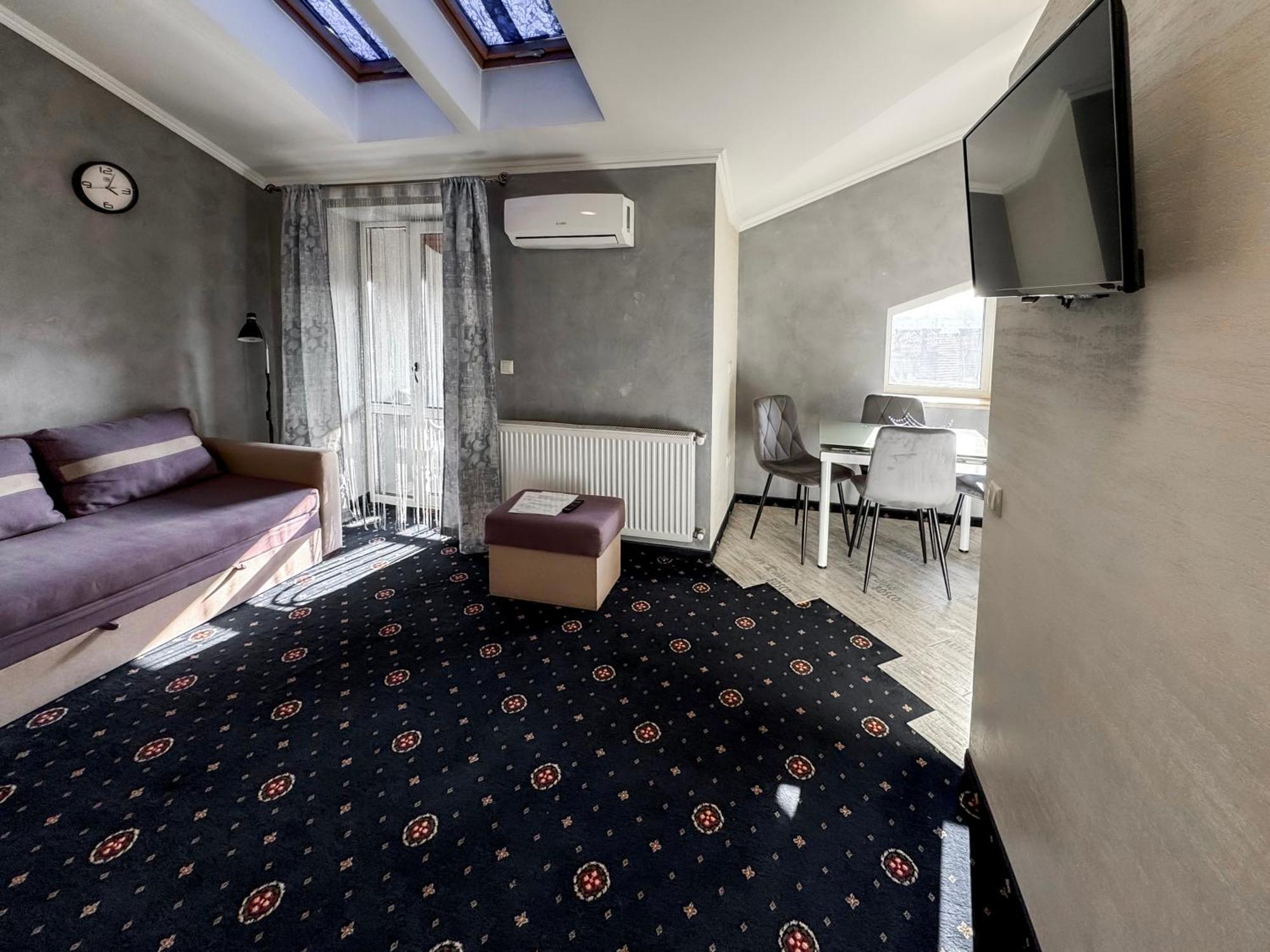 Apartments On Zaliznychna 49 Ivano-Frankivsk Luaran gambar
