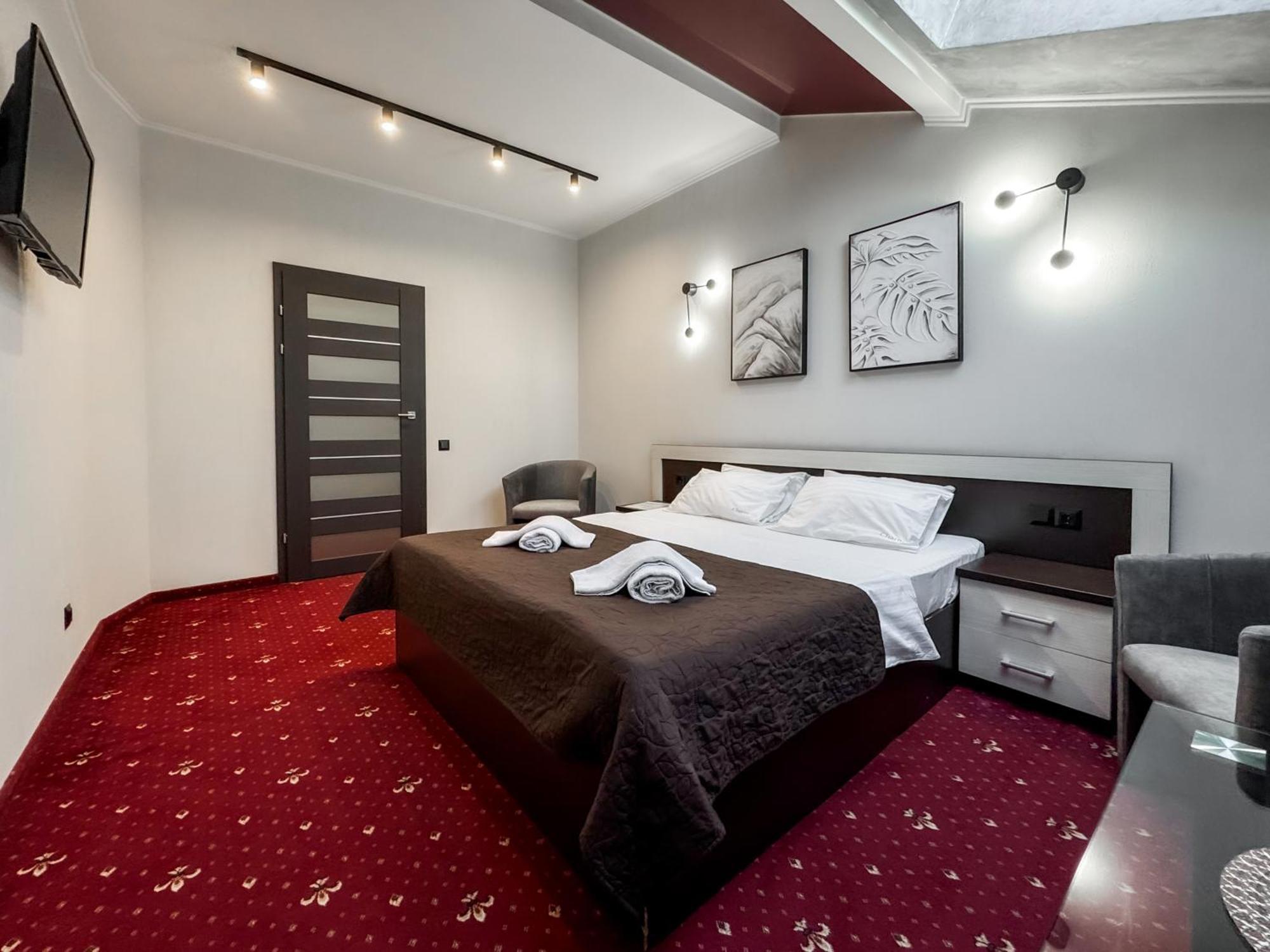 Apartments On Zaliznychna 49 Ivano-Frankivsk Luaran gambar