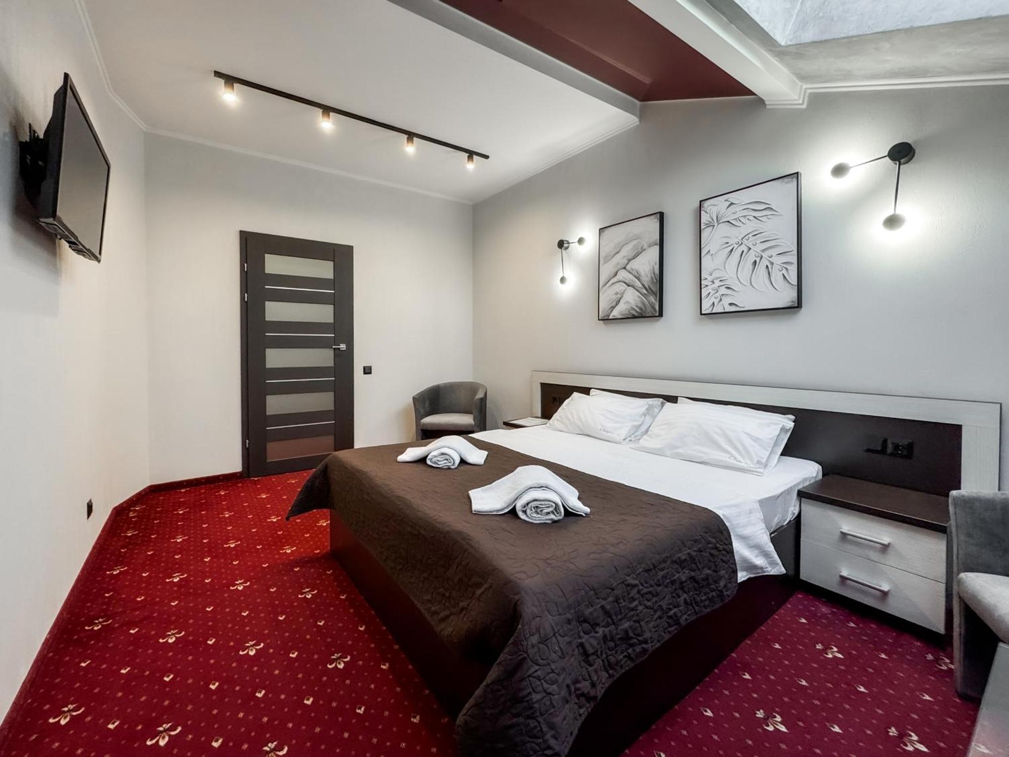 Apartments On Zaliznychna 49 Ivano-Frankivsk Luaran gambar