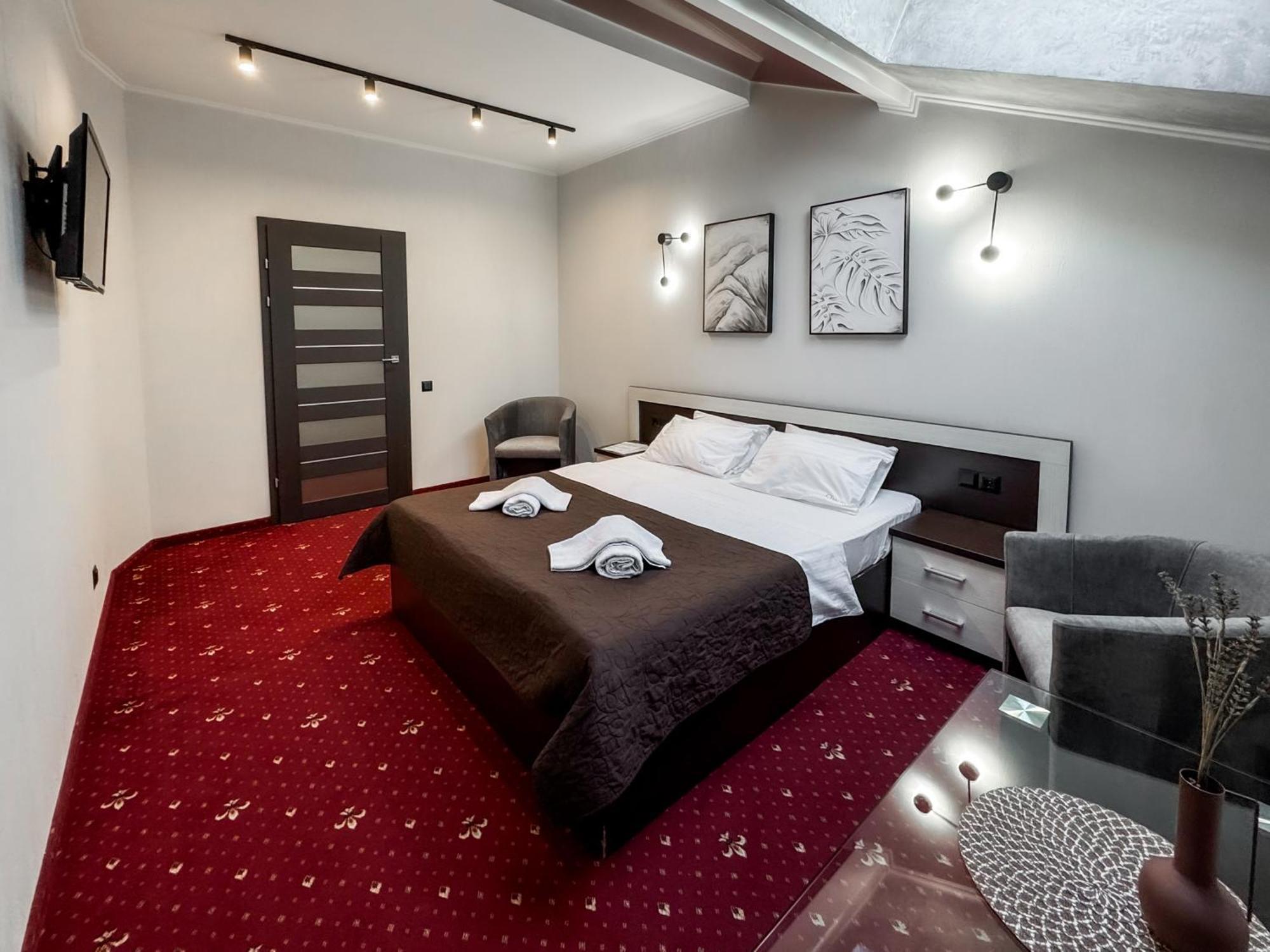 Apartments On Zaliznychna 49 Ivano-Frankivsk Luaran gambar